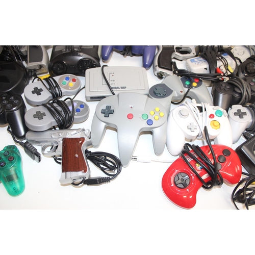 661 - Qty of Vintage and other gaming controllers and accessories to include Wii controller charger, Dream... 