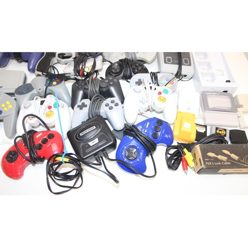 661 - Qty of Vintage and other gaming controllers and accessories to include Wii controller charger, Dream... 