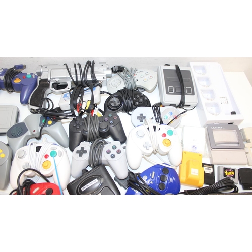 661 - Qty of Vintage and other gaming controllers and accessories to include Wii controller charger, Dream... 