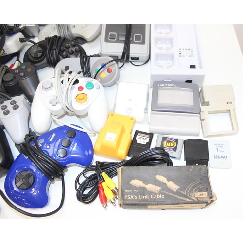 661 - Qty of Vintage and other gaming controllers and accessories to include Wii controller charger, Dream... 