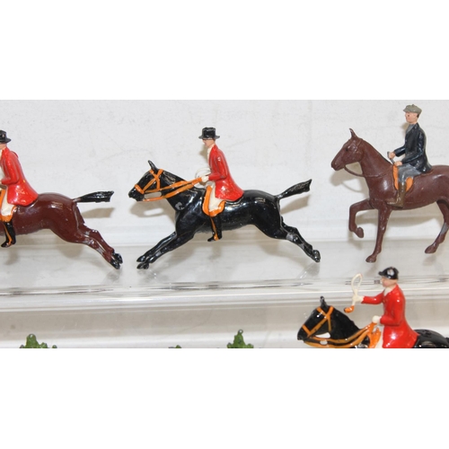 676 - Qty of assorted vintage painted diecast lead Hunstmen and Hounds related figures, mainly Britains