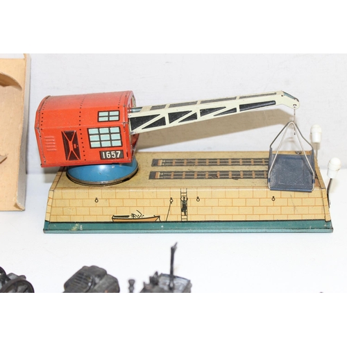 679 - 2 vintage tin plate toys, a clockwork model crane and a Russian tin plate car racetrack toy in box, ... 