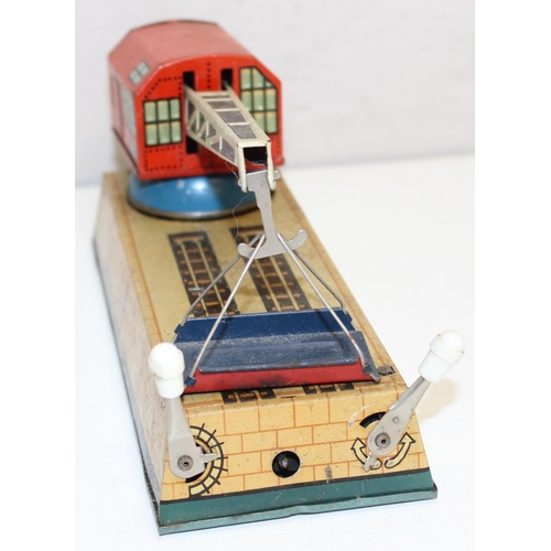 679 - 2 vintage tin plate toys, a clockwork model crane and a Russian tin plate car racetrack toy in box, ... 