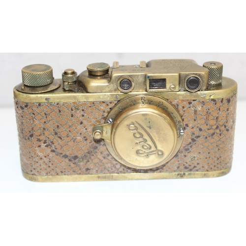 768 - A vintage good quality copy of a Leica camera, believed to be a copy of a Luxus II, in leather case