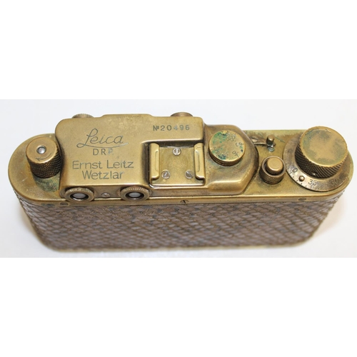 768 - A vintage good quality copy of a Leica camera, believed to be a copy of a Luxus II, in leather case