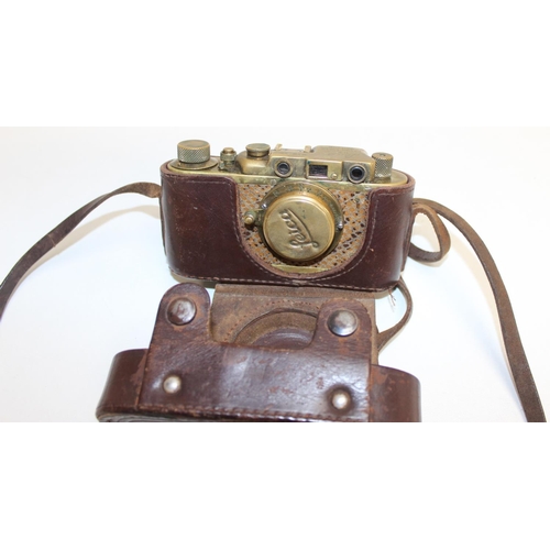 768 - A vintage good quality copy of a Leica camera, believed to be a copy of a Luxus II, in leather case