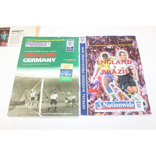 782 - Qty of sporting ephemera to include a signed George Best framed magazine article believed to be genu... 