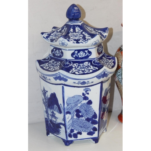 1571 - Qty of assorted vintage and later Oriental ceramics to incl a pair of vases, blue and white items - ... 