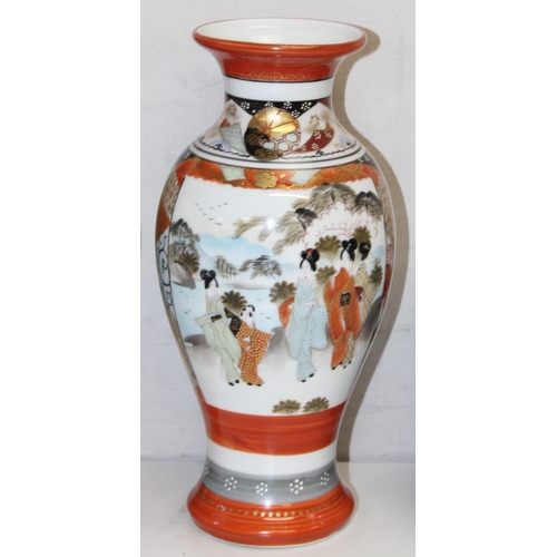 1571 - Qty of assorted vintage and later Oriental ceramics to incl a pair of vases, blue and white items - ... 