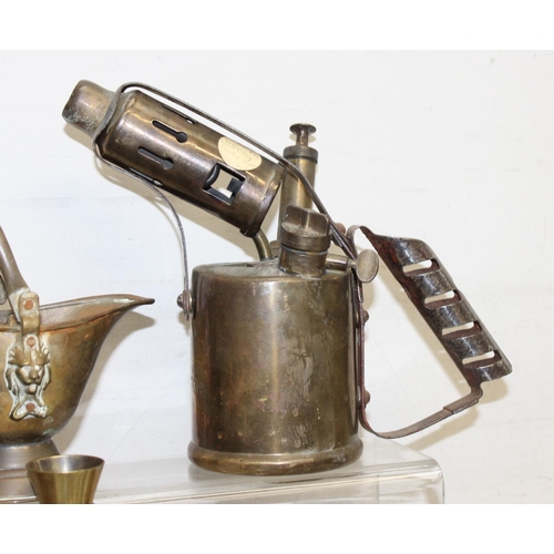 1659 - Qty of vintage and later brass and copper items to incl oil lamp, vases, chambersticks etc, approx 7... 