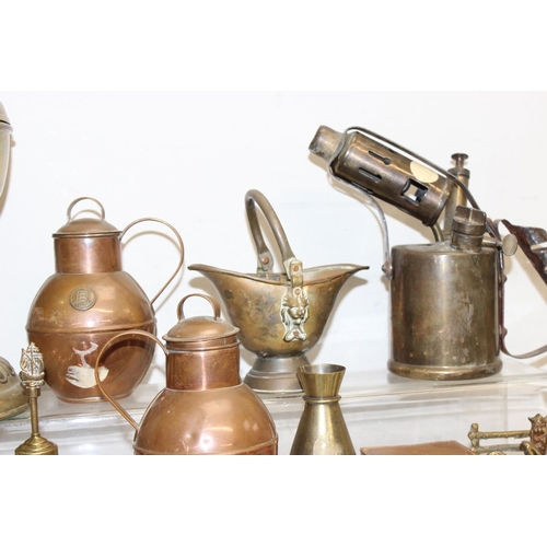 1659 - Qty of vintage and later brass and copper items to incl oil lamp, vases, chambersticks etc, approx 7... 