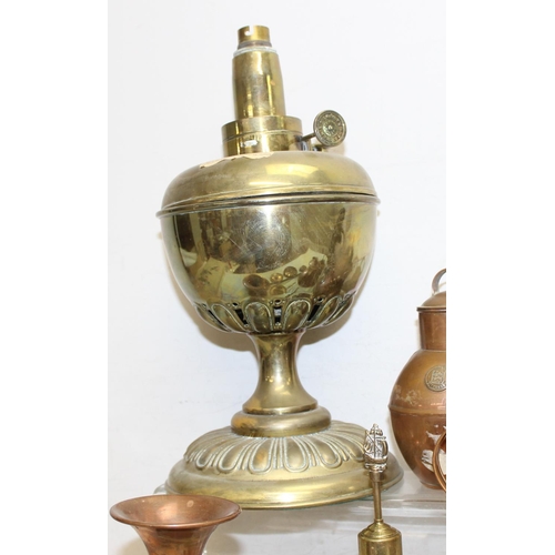 1659 - Qty of vintage and later brass and copper items to incl oil lamp, vases, chambersticks etc, approx 7... 