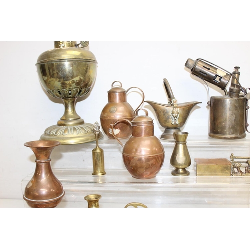 1659 - Qty of vintage and later brass and copper items to incl oil lamp, vases, chambersticks etc, approx 7... 