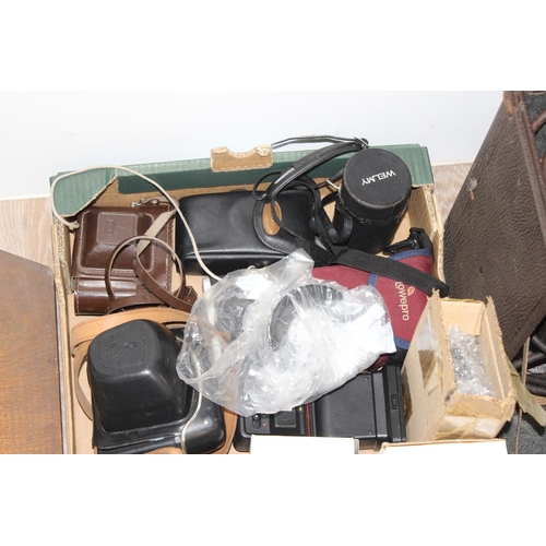 775 - Assorted mix of vintage photography equipment to incl: Zenith B camera with MIR-1 2.8/37 lens. With ... 