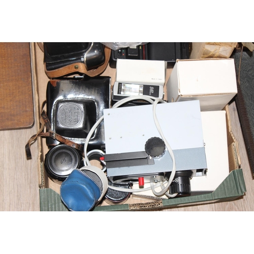 775 - Assorted mix of vintage photography equipment to incl: Zenith B camera with MIR-1 2.8/37 lens. With ... 