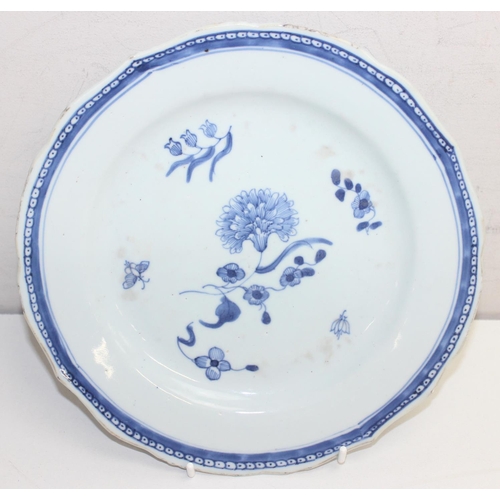 1523 - An antique Chinese blue & white plate decorated with flowers, likely early 19th century, approx 25cm... 