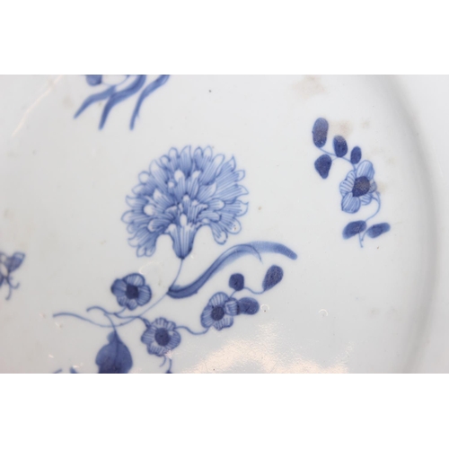 1523 - An antique Chinese blue & white plate decorated with flowers, likely early 19th century, approx 25cm... 