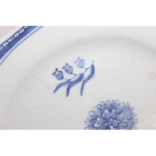 1523 - An antique Chinese blue & white plate decorated with flowers, likely early 19th century, approx 25cm... 