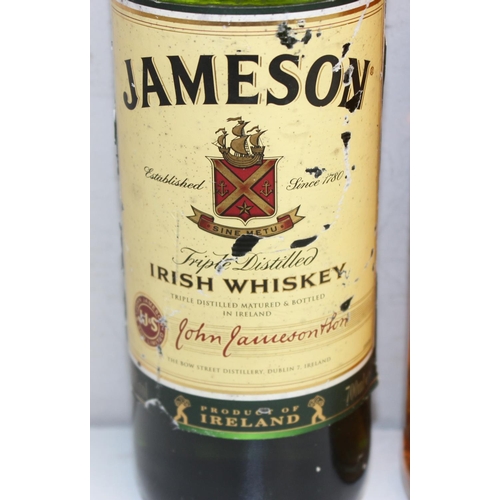 1584 - Vintage bottle of Jameson Irish Whiskey (70cl), and a bottle of White Horse Scotch whisky (75cl) (2)