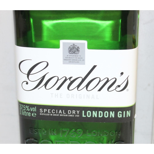 1599D - 2 x bottles of Gordon's Dry London Gin (1 litre)