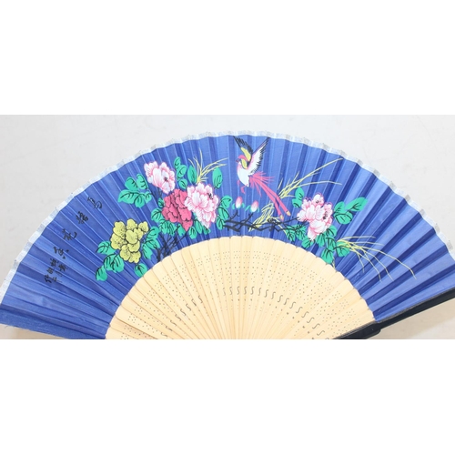 1666 - Qty of assorted vintage and later hand fans, some with hand painted details