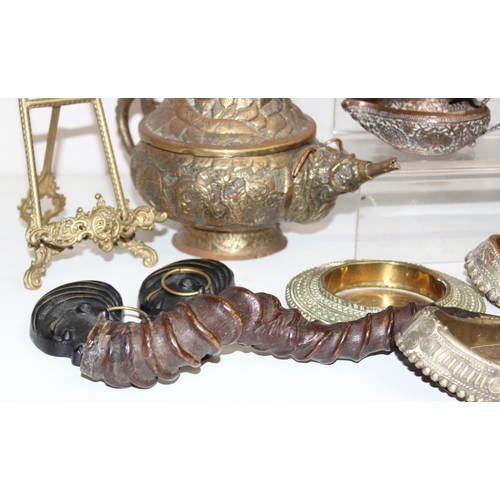 1667 - Qty of assorted eastern and Oriental metalware, mainly brass and silver plated items, approx 13.5kg ... 