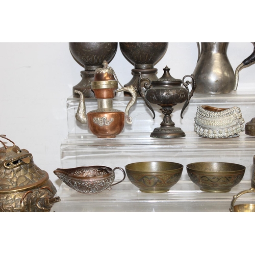 1667 - Qty of assorted eastern and Oriental metalware, mainly brass and silver plated items, approx 13.5kg ... 