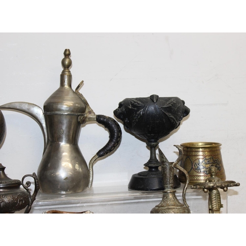 1667 - Qty of assorted eastern and Oriental metalware, mainly brass and silver plated items, approx 13.5kg ... 