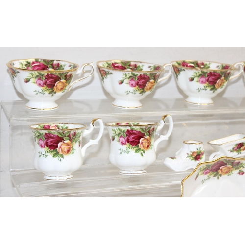 1673 - Assorted Royal Albert Old Country Roses items to incl tea cups and saucers, bell, footed dish, small... 