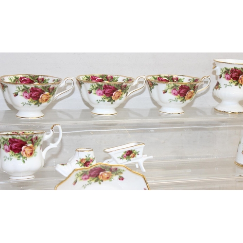 1673 - Assorted Royal Albert Old Country Roses items to incl tea cups and saucers, bell, footed dish, small... 