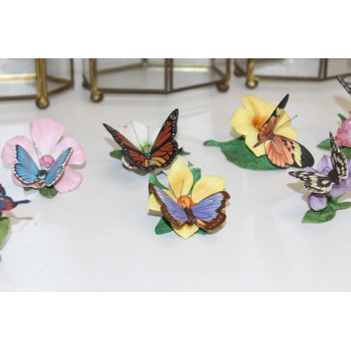 1681 - Qty of assorted Franklin Mint porcelain butterfly ornaments and 2 small glass display units, tallest... 