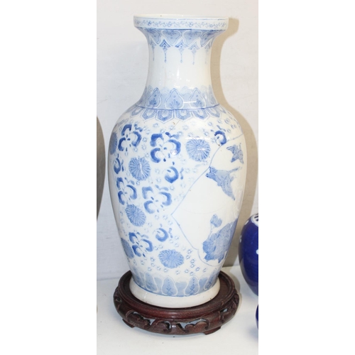 1682 - Assorted blue and white Chinese ceramics, mostly Prunus Blossom patterned, to incl 4 ginger jars (2 ... 