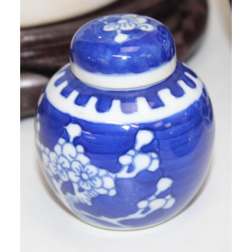 1682 - Assorted blue and white Chinese ceramics, mostly Prunus Blossom patterned, to incl 4 ginger jars (2 ... 