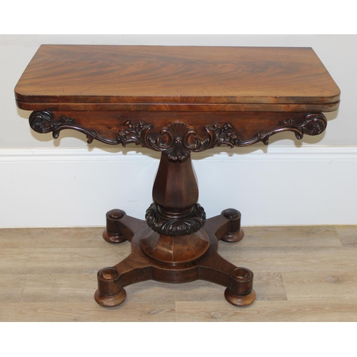 156 - A William IV period mahogany card table with carved details and a pillars support, green baize lined... 