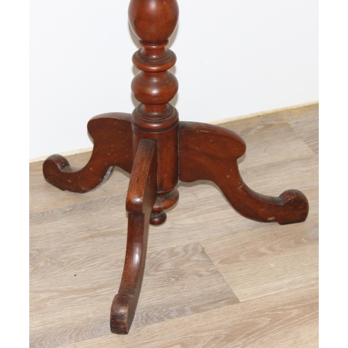 139 - A small antique mahogany wine table with tripod base, approx 48cm in diameter x 72cm tall