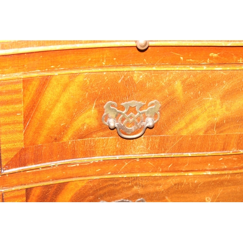 128 - A Georgian style mahogany 4 drawer chest of drawers with serpentine front, approx 73cm wide x 46cm d... 