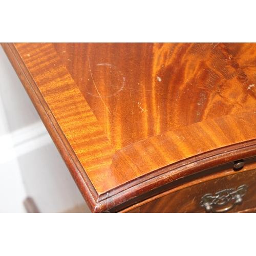 128 - A Georgian style mahogany 4 drawer chest of drawers with serpentine front, approx 73cm wide x 46cm d... 