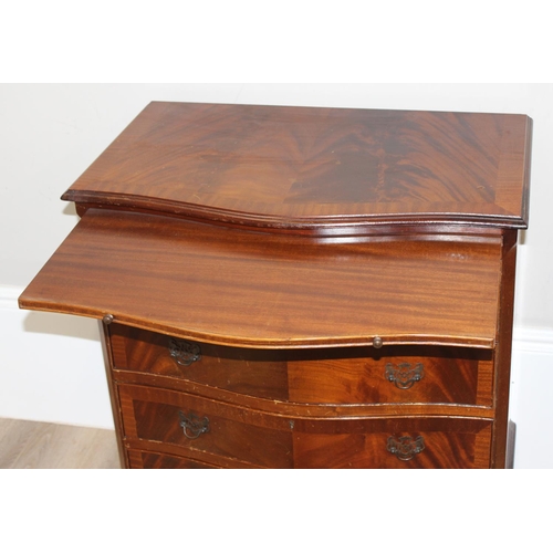 128 - A Georgian style mahogany 4 drawer chest of drawers with serpentine front, approx 73cm wide x 46cm d... 