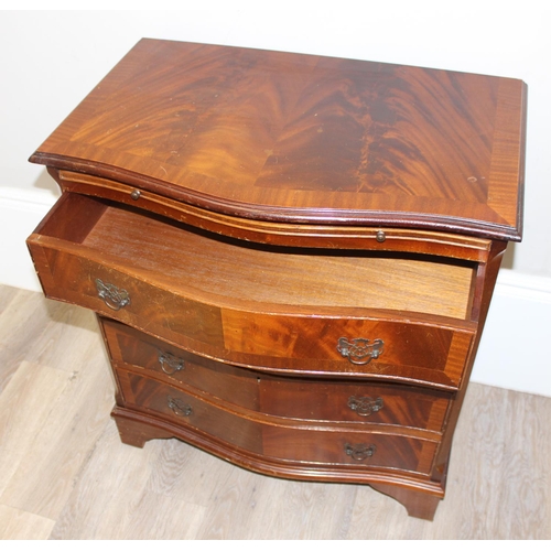 128 - A Georgian style mahogany 4 drawer chest of drawers with serpentine front, approx 73cm wide x 46cm d... 