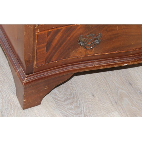 128 - A Georgian style mahogany 4 drawer chest of drawers with serpentine front, approx 73cm wide x 46cm d... 