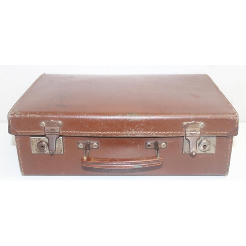 574 - A vintage suitcase full of assorted ephemera, mainly cigarette and tea cards etc