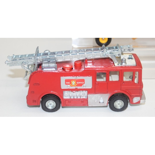 652 - Qty of assorted diecast toys to inc a Dinky fire engine, Corgi Chitty Chitty Bang Bang and various B... 