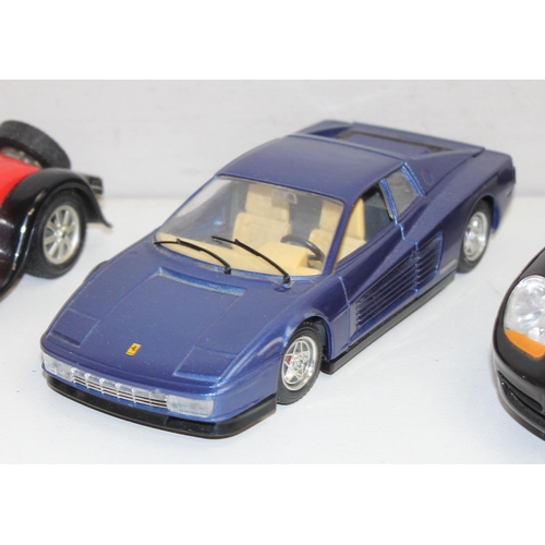 692 - Qty of assorted Burago model cars to inc Ferrari, Porsche etc, mainly 1/18th and 1/24th scale (13)