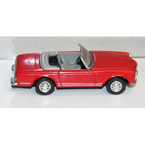 693 - Qty of assorted model toy cars to inc a boxed Majorette 1/18 Ferrari F355, Corgi MGB & MGF, and othe... 