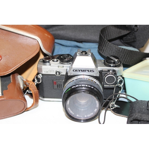 777 - Qty of vintage and later camera and photography equipment to incl an Olympus OM10, Tamron 80-210mm z... 