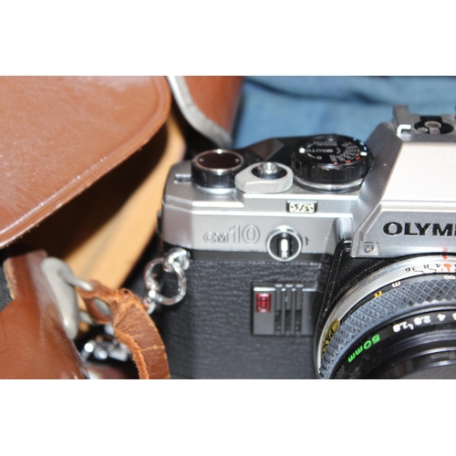 777 - Qty of vintage and later camera and photography equipment to incl an Olympus OM10, Tamron 80-210mm z... 