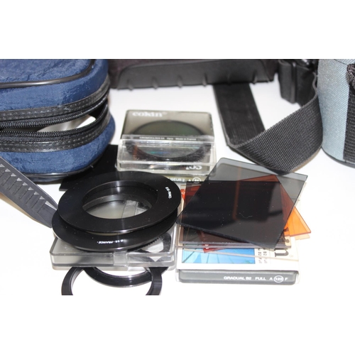 777 - Qty of vintage and later camera and photography equipment to incl an Olympus OM10, Tamron 80-210mm z... 