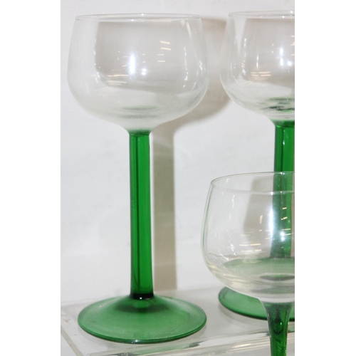 1654 - 15 retro green stemmed wine glasses, each approx 16.5cm tall