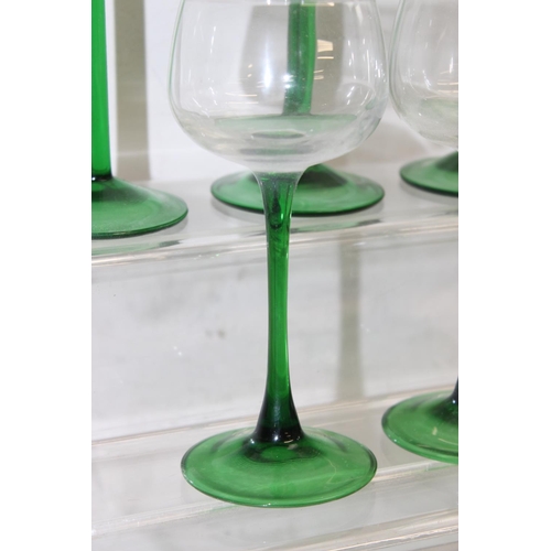 1654 - 15 retro green stemmed wine glasses, each approx 16.5cm tall