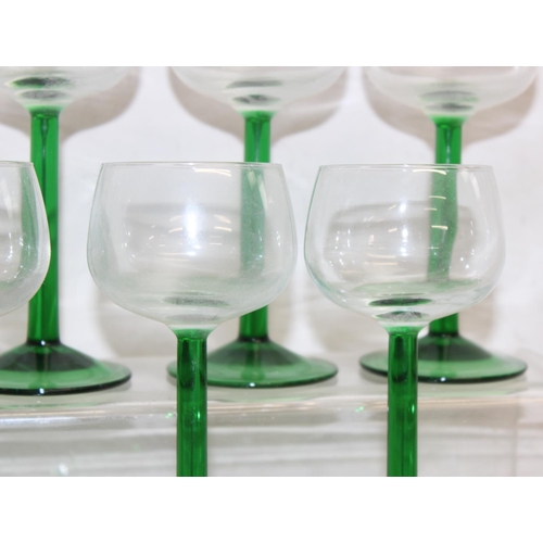 1654 - 15 retro green stemmed wine glasses, each approx 16.5cm tall